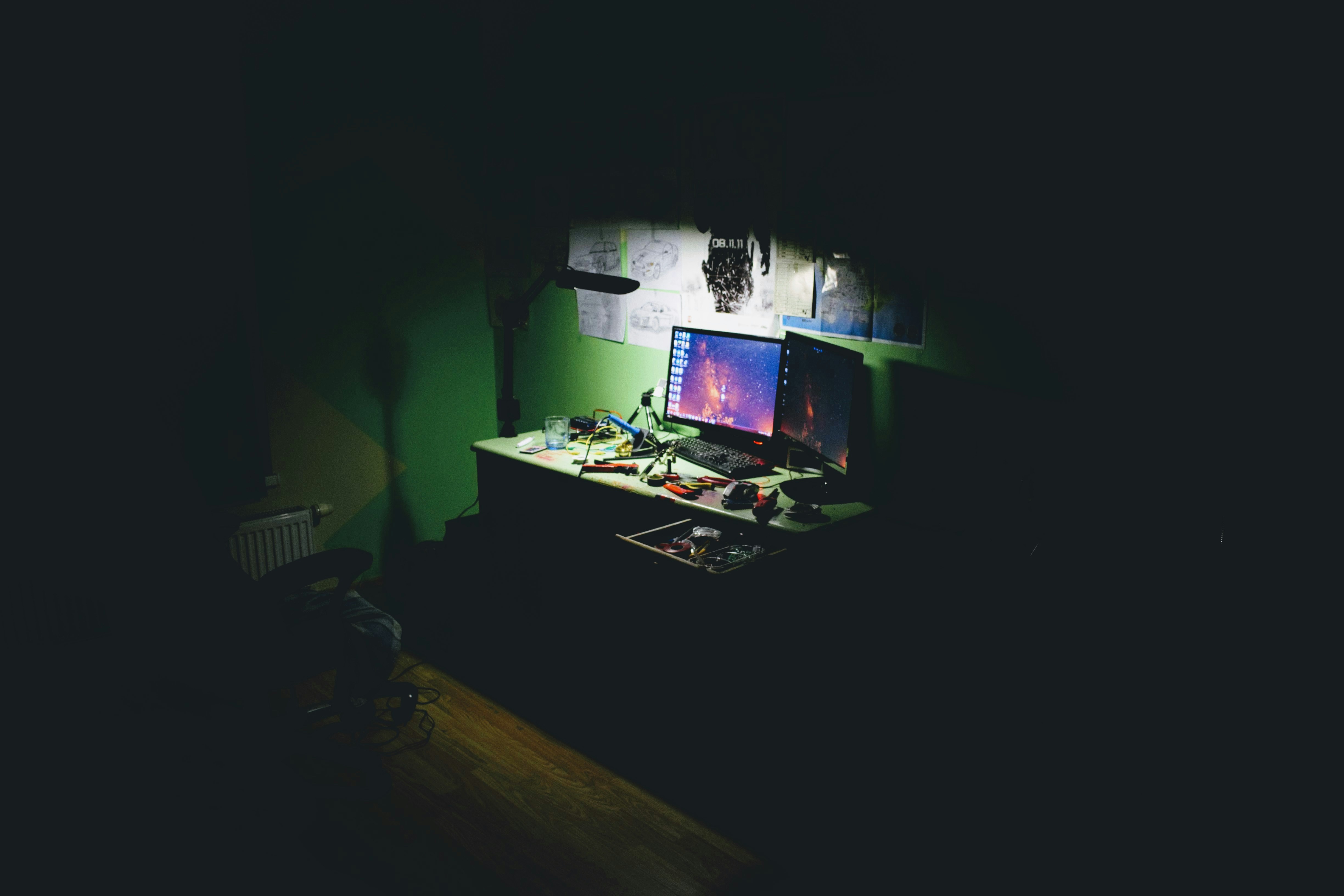 dark working station