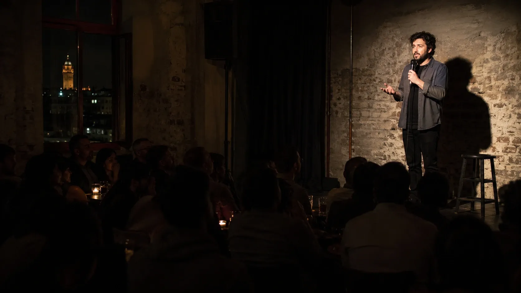 A Comedian from Türkiye is telling jokes on stage that the government doesn't approve of